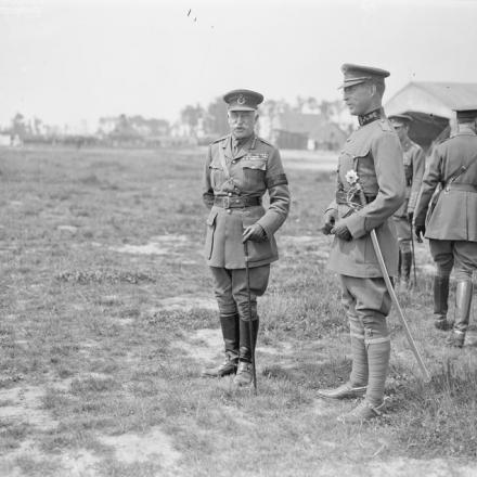 Il principe Arthur, duca di Connaught, e il re Alberto I di Belgio, osservano le truppe belghe che marciano a Houthem, il 3 luglio 1918. © IWM (Q 10365)