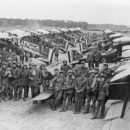 Ufficiali e esploratori di S.E.5a dello Squadrone n. 1, RAF all'Aeroporto di Clairmarais vicino a Ypres. Il gruppo comprende due americani che servono con la Royal Air Force, i luogotenenti D. Knight (estrema sinistra) e H. A. Kuhlberg (estrema destra).