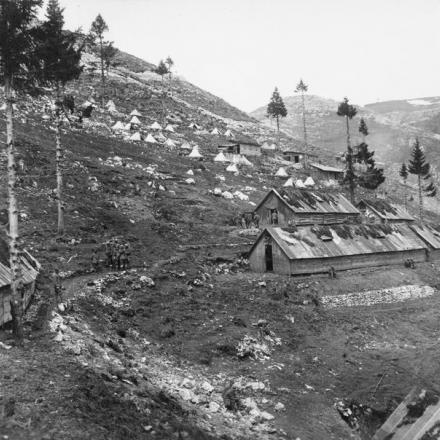 Capanne e tende mimetizzate italiane sul Monte Grappa. © IWM (Q 65303)