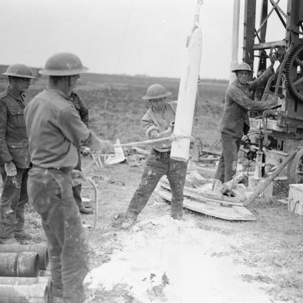 Perforazione per l'acqua attraverso il gesso della zona della Somme.  Vicino a Contay, il 6 luglio 1918.© IWM (Q 9043) .