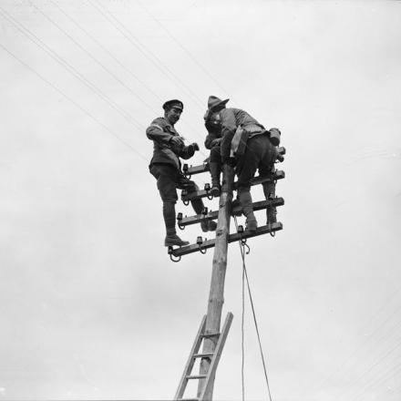 Segnalatori britannici e americani (telefonici) che riparano la linea aerea. Vicino a Contay, il 6 luglio 1918. © IWM (Q 9053)