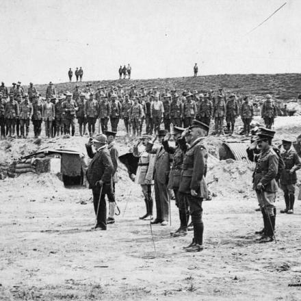 Il primo ministro francese Georges Clemenceau e René Renoult, il ministro dei trasporti francese, visitano un campo canadese a Bussy-lez-Daours, il 7 luglio 1918. © IWM (Q 78840)