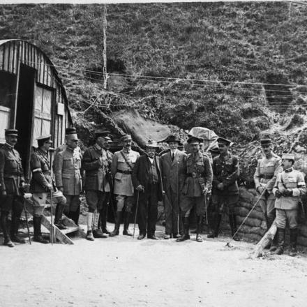 Il primo ministro francese Georges Clemenceau e René Renoult, il ministro dei trasporti francese, nella sede del maggiore generale Sinclair Maclaghe, comandante di una divisione canadese, a Bussy-lez-Daours, il 7 luglio 1918.