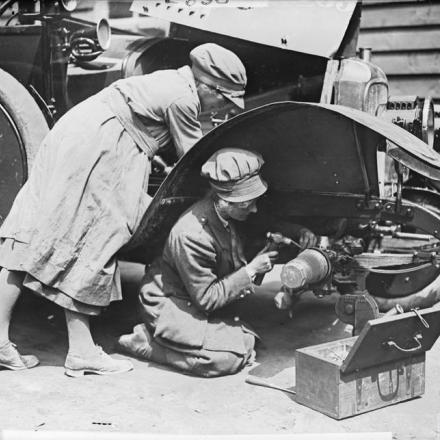 Donne meccanico del WAAC al lavoro su un'auto a Etaples, 7 luglio 1918.