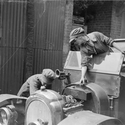 Donne meccanico del WAAC al lavoro su un'auto a Etaples, 7 luglio 1918.