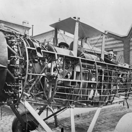 Un aeroplano Salmson prima che la fusoliera sia coperta a Parigi, l'8 luglio 1918.