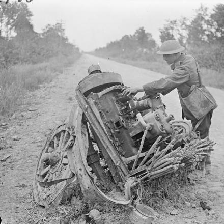 Il risultato di un colpo diretto su un camion di munizioni nella foresta di Nieppe, l'8 luglio 1918.