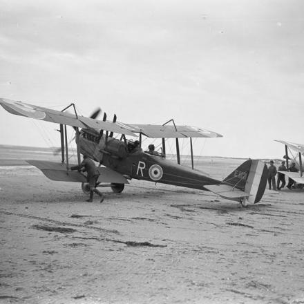 Un aereo della Royal Aircraft Factory R.E.8 che parte per un volo a Le Crotoy, il 9 luglio 1918.
