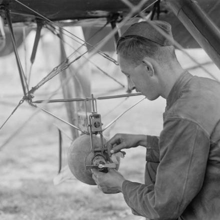 Meccanico aereo che fissa  una bomba sotto un Royal Aircraft Factory F.E.2b dello squadrone n. 149 nell'aerodromo vicino a St. Omer, il 10 luglio 1918.