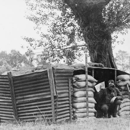 Una sentinella americana per l'allarme gas al riparo da Watou, il 10 luglio 1918.
