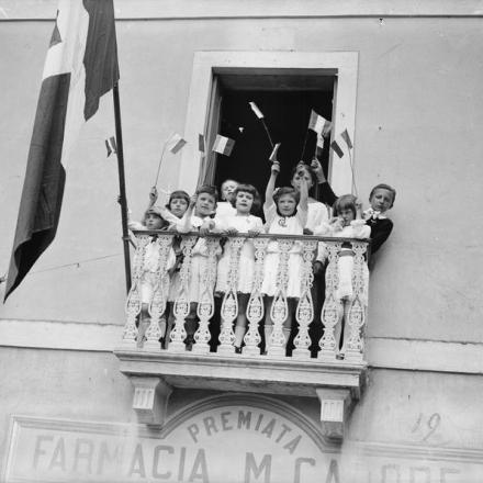 Bambini italiani sventolano bandiere francesi da un balcone, il 14 luglio 1918. Fotografia forse scattata a Granezza durante le celebrazioni dopo la vittoriosa battaglia del fiume Piave. © IWM (Q 26907)