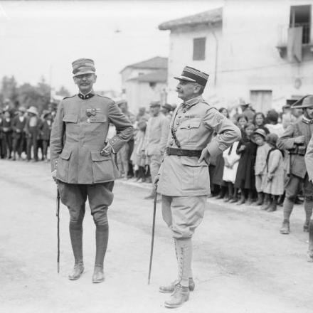 Ufficiali italiani e francesi (21 ° reggimento di fanteria) in una strada, 14 luglio 1918. Fotografia forse scattata a Granezza durante le celebrazioni dopo la vittoriosa battaglia del fiume Piave. © IWM (Q 26910)