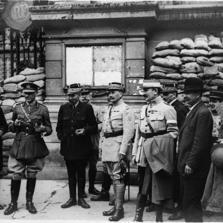 Assistente francese, sindaco di Amiens, tenente generale Sir John Monash, comandante del corpo australiano, prefetto francese della Somme e generale Paul Toulorge, comandante del 31 ° corpo d'armata francese, che lasciano il banchetto tenuto al municipio di Amiens , 14 luglio 1918. © IWM (Q 78684)