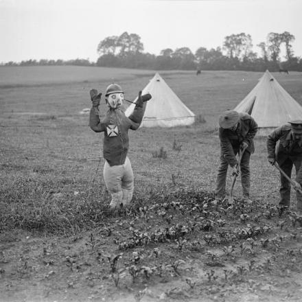 Truppe britanniche che coltivano ortaggi vicino a Fruges, il 14 luglio 1918. Il soldato sulla destra è un militare del Reggimento del North Staffordshire. Nota uno spaventapasseri a forma di soldato tedesco.. © IWM (Q 9054)