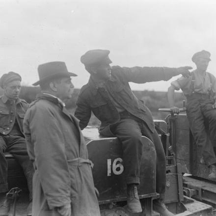 Hjalmar Branting, il leader del Partito socialdemocratico svedese, in una conversazione con i soldati del Corpo dei servizi dell'esercito che costruiscono una ferrovia leggera vicino a Vimy Ridge, il 15 luglio 1918. © IWM (Q 11070)
