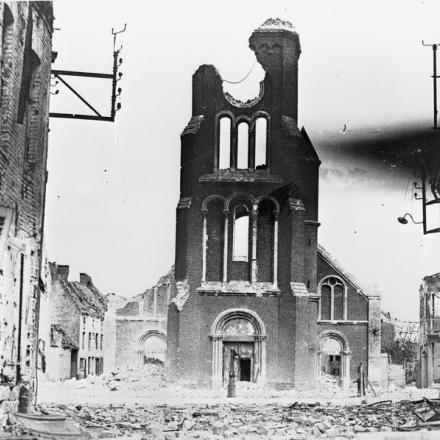 Le rovine della chiesa a Saint-Venant, 18 luglio 1918. St. Venant fu minacciata dall'avanzata tedesca del 18 aprile 1918, ma rimase nelle mani degli inglesi. © IWM (Q 70565)