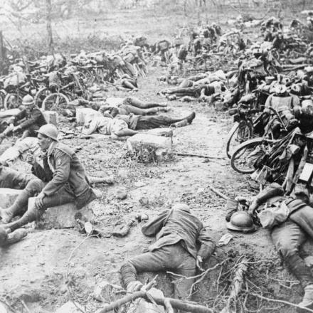 Cacciatori ciclisti francesi che riposano durante una battuta d'arresto dell'attacco nella foresta di Villers-Cotterets, il 18 luglio 1918. © IWM (Q 78084)