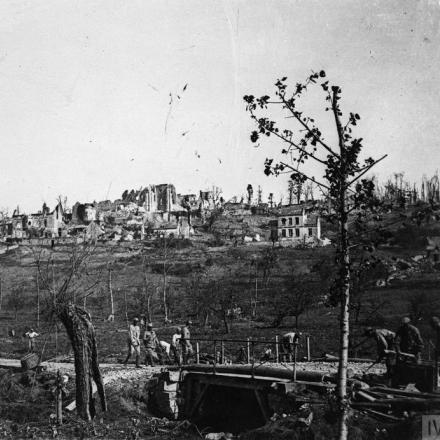 Militari francesi del genio riparano la strada di fronte al villaggio di Saint-Pierre-Aigle, il 18 luglio 1918.© IWM (Q 78896)