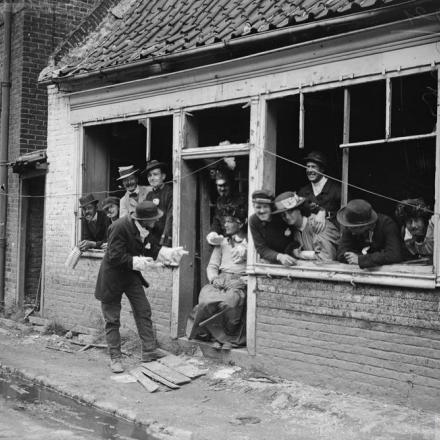 Uomini della Royal Garrison Artillery vestiti con costumi teatrali trovati in Haverskerque evacuata, il 18 luglio 1918. © IWM (Q 7921)