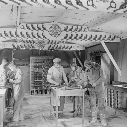 L'armeria del 149 ° Nlight Bombing Squadron nel loro aerodromo vicino a St. Omer, il 19 luglio 1918. © IWM (Q 12087)