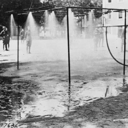Unità mobile di degassamento americana n. 1. SOS con getto doccia mobile in piena attività a Tours, 21 luglio 1918. © IWM (Q 60978)
