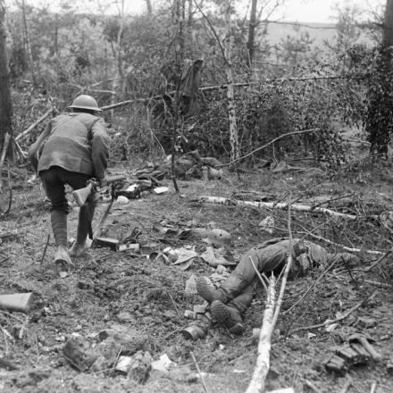 Battaglia di Tardenois. Soldato del 5 ° battaglione, reggimento del duca di Wellington che avanzava attraverso il Bois du Petit Champ, il 22 luglio 1918. © IWM (Q 11092)