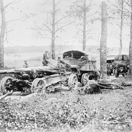 Batteria B dell'American 148th Field Artillery Regiment in avvicinamento a Vaux, il 22 luglio 1918© IWM (Q 69950)