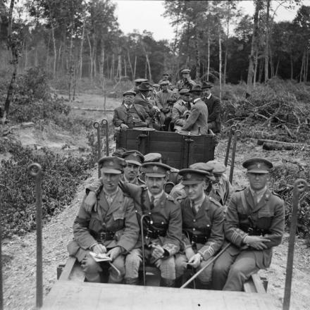 I giornalisti canadesi attraversano la foresta di Conches su una ferrovia leggera durante la loro visita al Corpo Forestale Canadese, il 22 luglio 1918. © IWM (Q 9113)