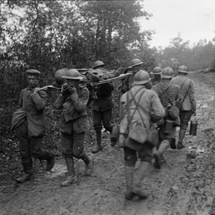 Battaglia di Tardenois. Barellieri del 2/20 ° Battaglione, Reggimento di Londra e un prigioniero tedesco portano un ferito britannico mentre un gruppo francese che porta razioni sta salendo. © IWM (Q 11098)