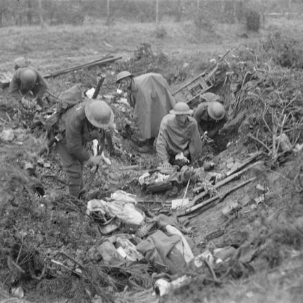 Uomini del 2° battaglione, King's Own Yorkshire Light Infantry, ripuliscono una trincea tedesca catturata a Bois de Reims durante la battaglia di Tardenois, il 23 luglio 1918. © IWM (Q 11111)