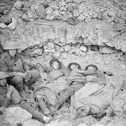 Truppe del reggimento Duca di Wellington (West Riding) che riposano in un buco di granata dopo la cattura di Marfaux il 23 luglio 1918. © IWM (Q 6867)