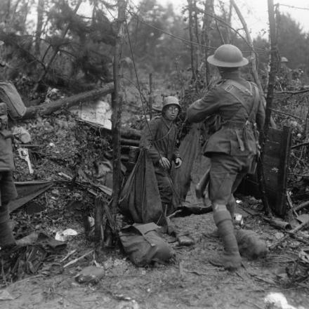Battaglia di Tardenois. Uomini del  Reggimento del Devonshire fanno prigioniero un soldato tedesco nel Bois de Reims, il 24 luglio 1918. © IWM (Q 11086)