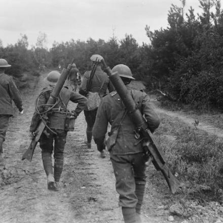 Battaglia di Tardenois. Uomini del 62 ° Battaglione, Machine Gun Corps tornano con mitragliatrici tedesche Maxim 08/15 (Spandau) catturatee fucili recuperati. © IWM (Q 11102)