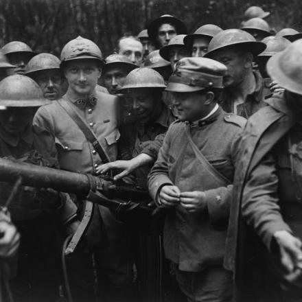 Battaglia di Tardenois. Uomini del 2 ° battaglione, King's Own Yorkshire Light Infantry  esaminano  con ufficiali francesi e italiani una mitragliatrice tedesca Maxim 08/15  Bois de Reims, 24 luglio 1918. I segni del reggimento dell'ufficiale francese sono stati oscurati dal censore militare. © IWM (Q 11107)
