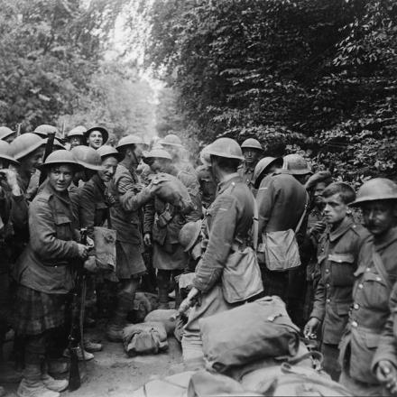 Battaglia di Tardenois. Uomini del 6 ° Battaglione, Black Watch, rilevati dai francesi e in procinto di accamparsi nei boschi vicino a St. Imoges dopo la cattura del Bois de l'Aulnay, il 25 luglio 1918. La giovane età del soldato in primo piano a sinistra in mezzo. © IWM (Q 11093)