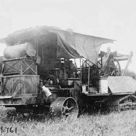 Una macchina utilizzata per scavare trincee nei pressi di Ansauville, il 25 luglio 1918. © IWM (Q 58204)