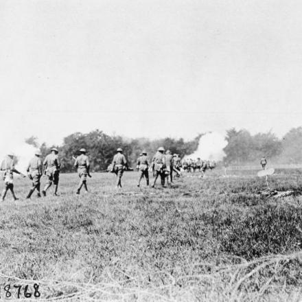 Le truppe del 326 ° reggimento americano avanzano verso le trincee tedesche a Choloy, il 25 luglio 1918. © IWM (Q 70733)