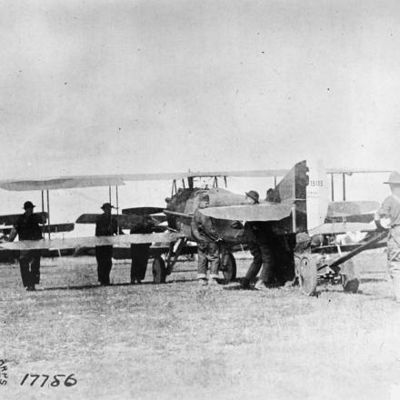 Equipaggio di terra americano che prepara un biplano Spad SXIII per il volo nella sezione Aviation, First Air Depot, Colombey-les-Belles, il 26 luglio 1918. © IWM (Q 65853)