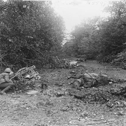 Sentinella del 2 ° / 4 ° battaglione, fanteria leggera del King's Own Yorkshire nel Bois de Reims. © IWM (Q 11087)