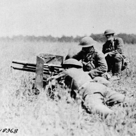 Una mitragliatrice americana da 37 mm in azione sotto il comando del sottotenente P. Cunningham a Rocheras, il 28 luglio 1918.© IWM (Q 108327)