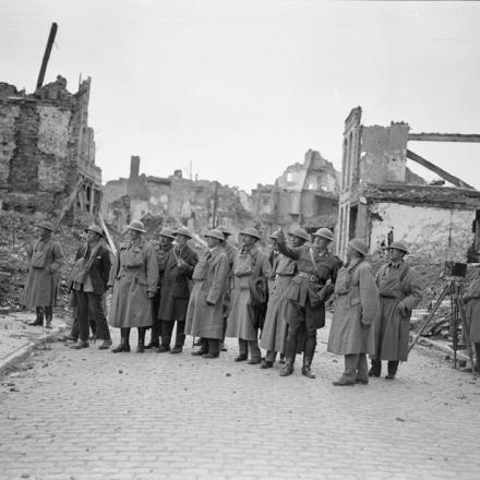I giornalisti canadesi in visita a Ypres, il 28 luglio 1918. © IWM (Q 9143)