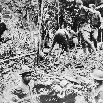 Genieri americani che scavavano una trincea vicino a Nanteuil-sur-Marne, il 29 luglio 1918. © IWM (Q 69952)