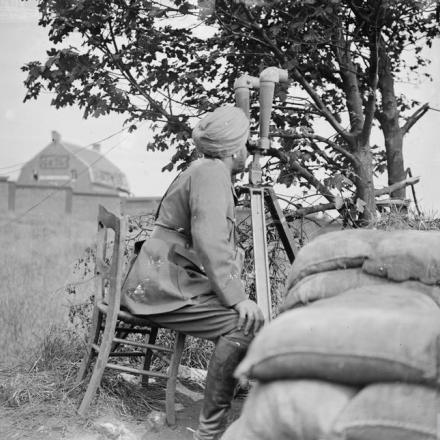 Bhupinder Singh, il Maharaja di Patiala, usa un telescopio stereoscopico in un posto di osservazione sul Mont des Cats, il 30 luglio 1918. © IWM (Q 7938)