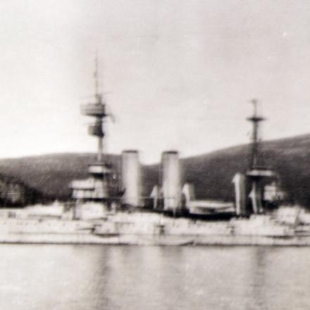 HMS Glory, nave ammiraglia dello squadrone britannico della Russia settentrionale a Murmansk.