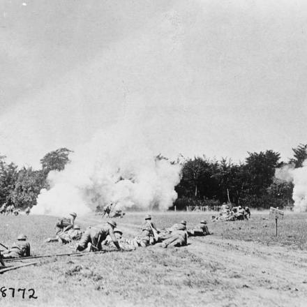 Truppe dell'American 326th Regiment di fanteria che attaccano trincee tedesche a Choloy, 1 agosto 1918. © IWM (Q 57695)