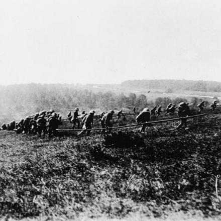 Truppe dell'American 326th Regiment di Fanteria che si dirigono verso il nemico a Choloy, trasportando un tubo di Bangalore, il 1 ° agosto 1918. © IWM (Q 69955)