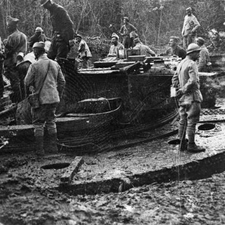 Truppe francesi e americane sulla postazione di un cannone pesante tedesca catturata mentre era in corso la costruzione vicino a Sarcy, il 3 agosto 1918. © IWM (Q 108339)