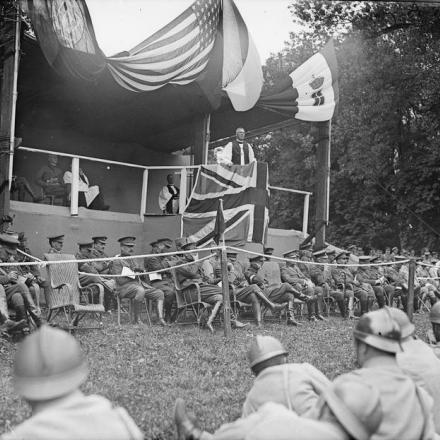 Servizio di commemorazione al 1 ° Quartier generale dell'esercito del quarto anniversario della guerra, Ranchicourt, 4 agosto 1918. Presente un gruppo di truppe francesi.  © IWM (Q 248)