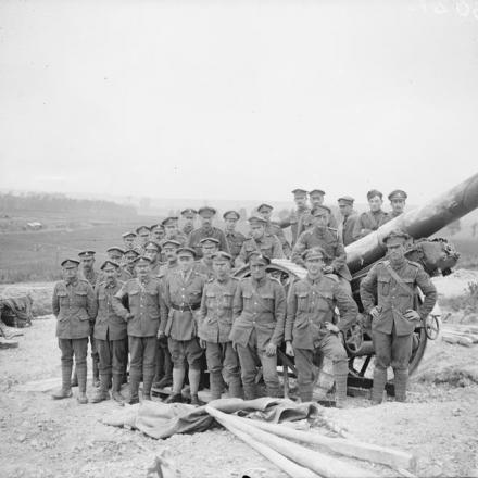 Battaglia di Amiens. Un obice da 8 pollici della 57a batteria d'assedio, la Royal Garrison Artillery e il suo equipaggio. Vicino a Warloy, il 5 agosto 1918. © IWM (Q 6937)