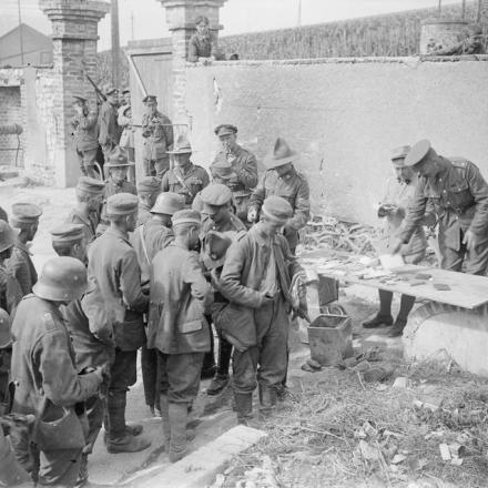 Le truppe neozelandesi e britanniche identificano i prigionieri tedeschi. © IWM (Q 6854)